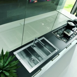 Esempio piano cucina con parete in vetro